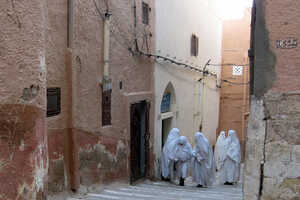 全身を白い衣装で覆い、片目だけを出して歩くムザブ人の女性達