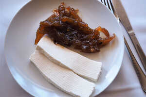 デザートにお勧め！Queijo （ヤギのチーズ）とPapaya Jam（パパイヤ・ジャム）の和え物