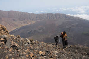 火山を登る極上のハイキングルート